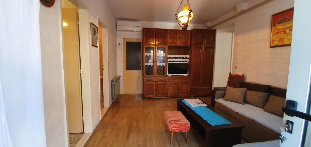 Apartments Juric - 4 An Apartment For 3 In The Center Hvar Town Extérieur photo