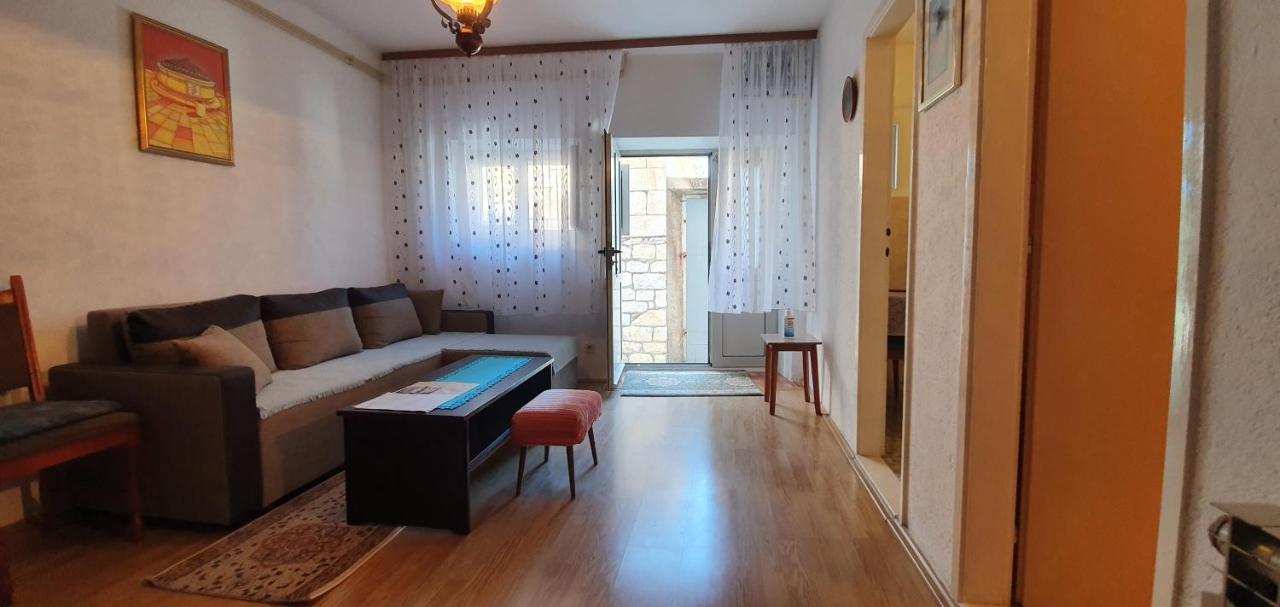 Apartments Juric - 4 An Apartment For 3 In The Center Hvar Town Extérieur photo